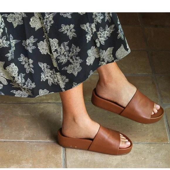 Beek Pelican Sandals - Picture 1 of 5